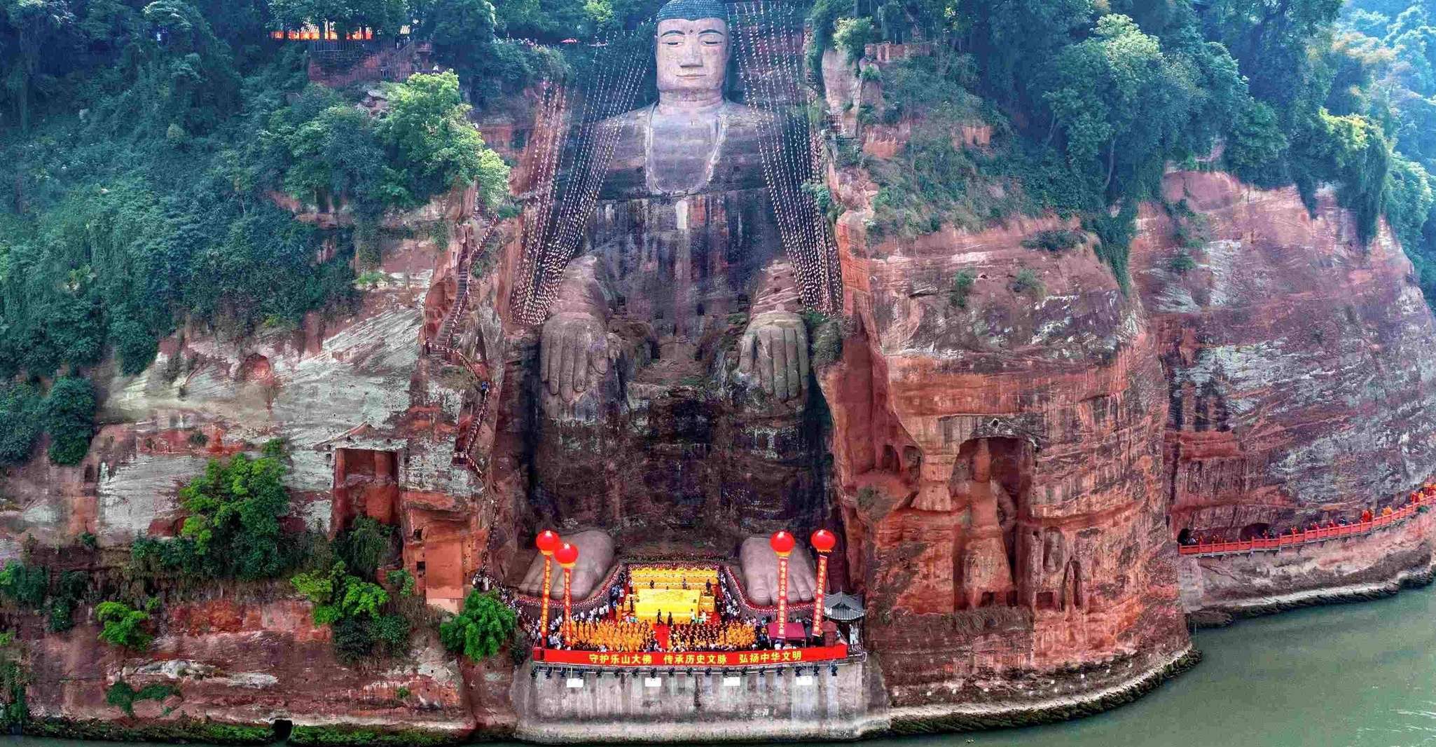 Panda Leshan Géant Bouddha Tea Mountain View / Tea Expérience - Housity