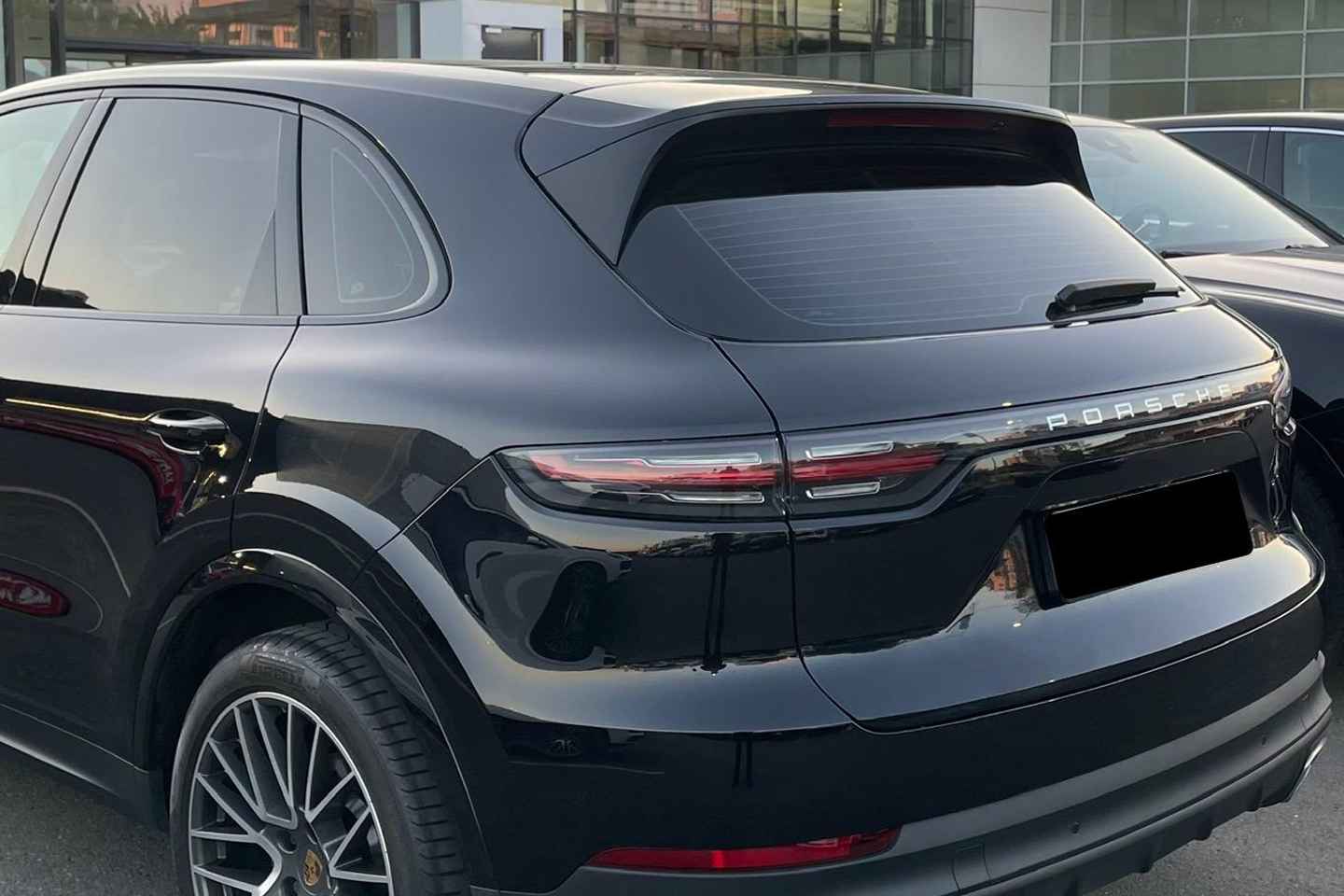 Бухарест: Комфортный трансфер из аэропорта на Porsche Cayenne