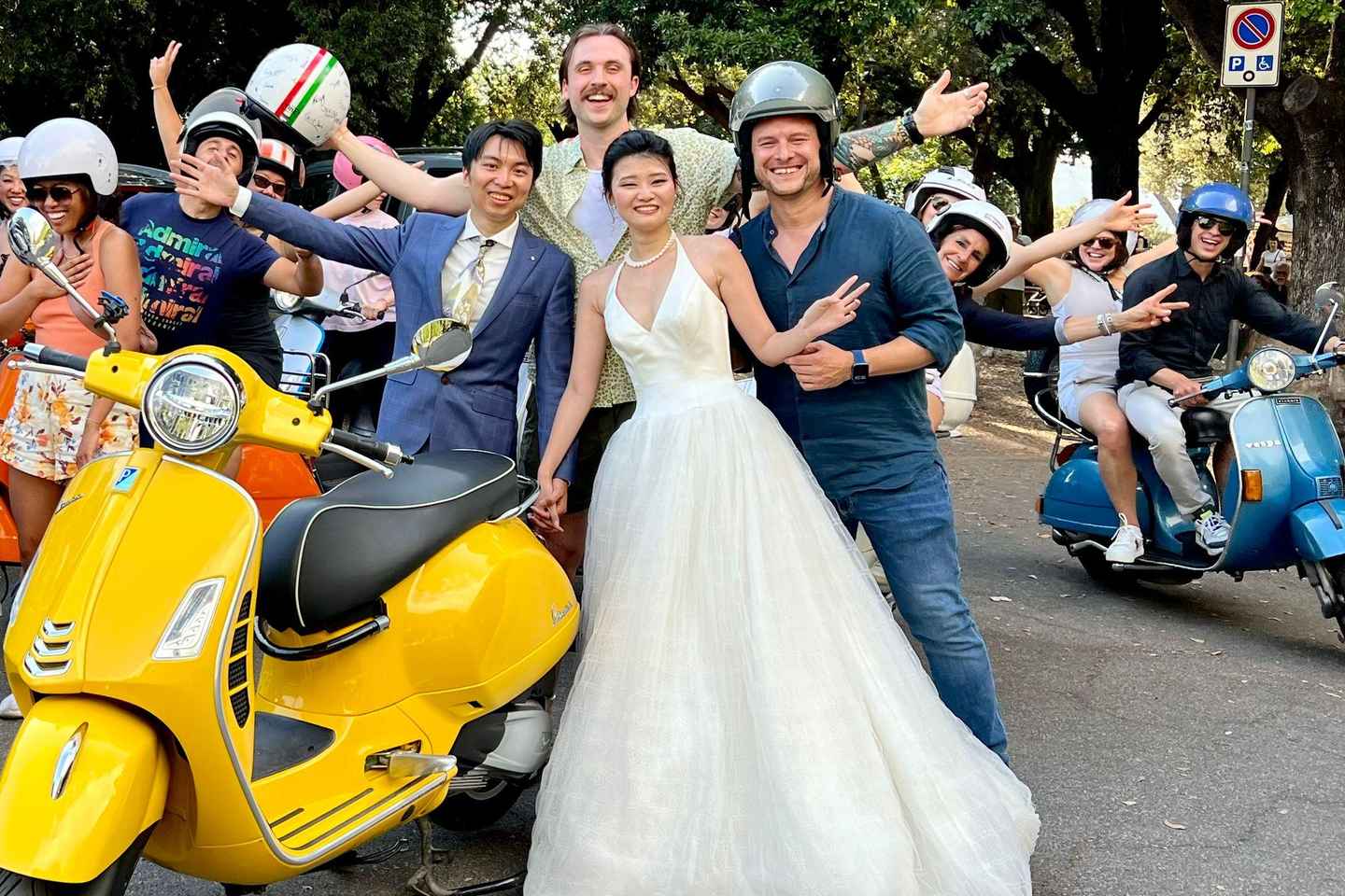 Roma en Vespa con un local