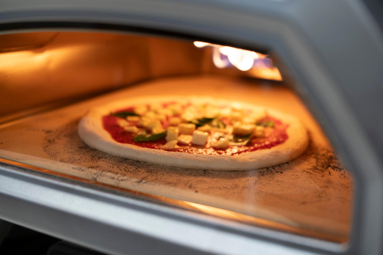 Discover a pizza experience with a flavorful Asian twist