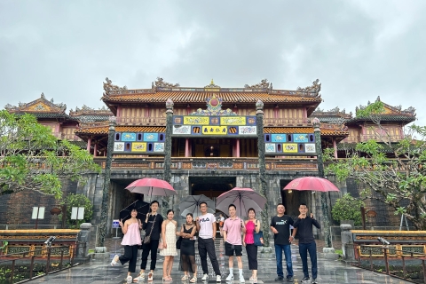 Au départ de Hue : Visite de la ville impériale, des tombeaux, du marché et de la petite ville.Visite privée