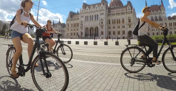 Budapest: Geführte Fahrrad- und E-Bike-Tour mit Gulasch