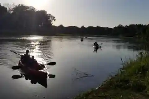 Meio dia de aventura em caiaque para a família