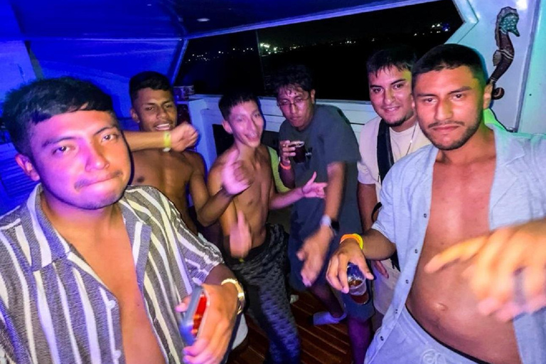 Cartagena: VIP Sunset Yacht Experience in the Bay