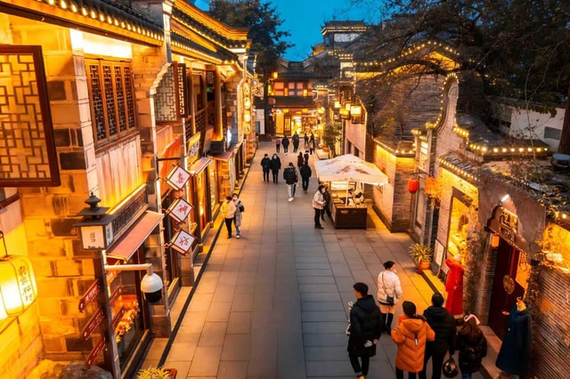 Chengdu: Illuminated Night Tour with Sichuan Opera or Hotpot