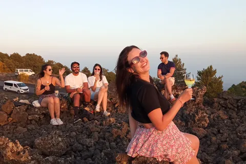Catania: Tour del tramonto sull'Etna e vino Etna Doc