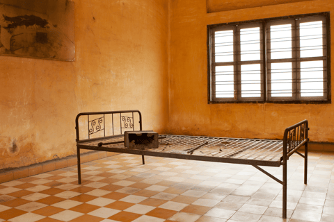 Phnom Penh: Tuol Sleng Genocide Museum & Killing Fields Tour