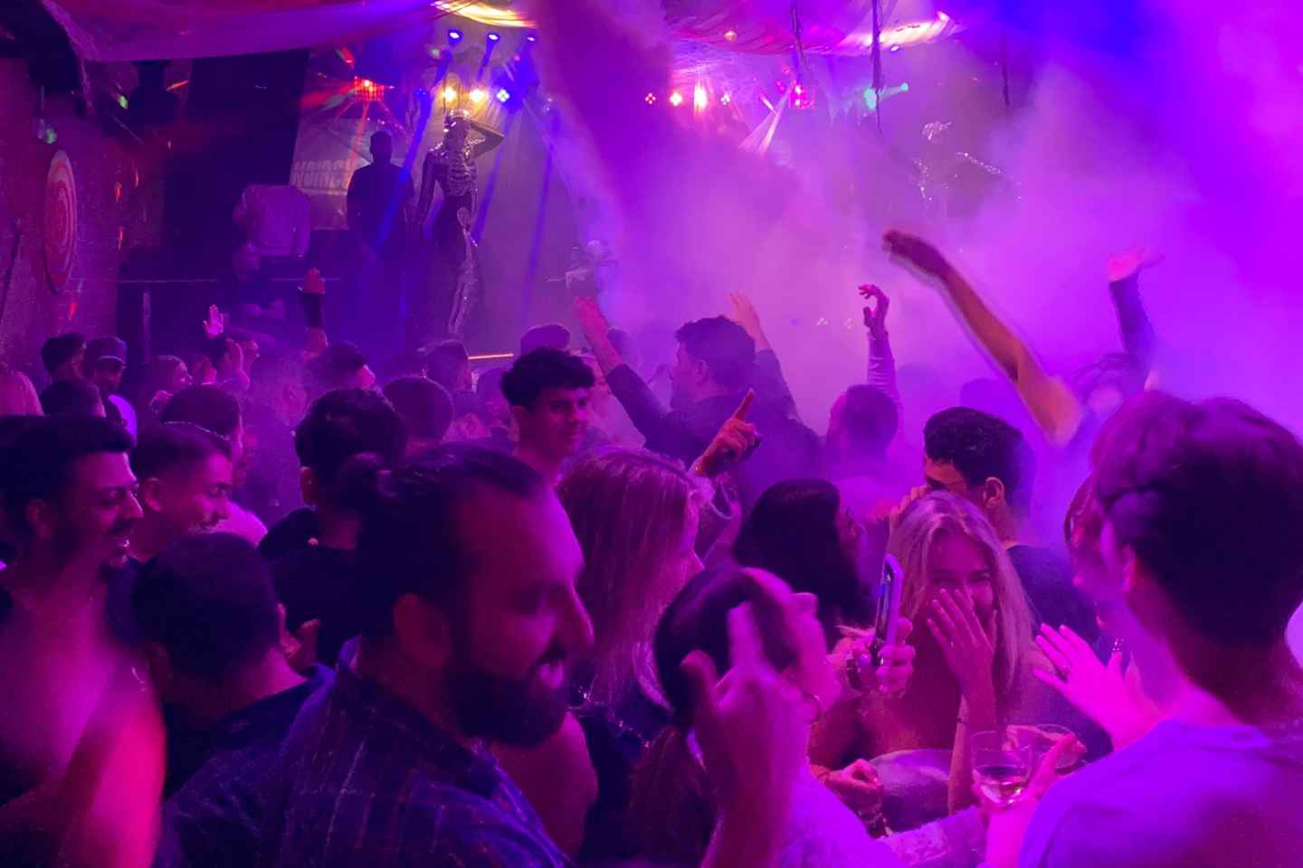 Berlin Pubcrawl: Shots, Party Games, Prices & VIP Club Entry