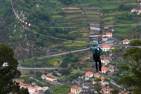 Madera: wycieczka jeepem z tyrolką, huśtawką i wulkanicznymi basenamiMadera: wycieczka jeepem z tyrolką, huśtawką i basenami wulkanicznymi