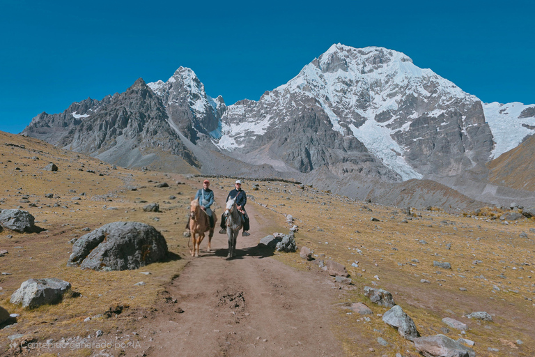 Balade à cheval dans l&#039;Ausangate et les 7 lacs - Journée complète - En groupeÉquitation à Ausangate 7 Lacs, journée complète - En groupe