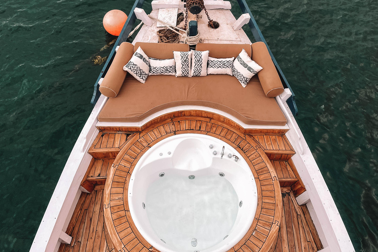 Labuan Bajo: 3-Day Komodo Sailing Luxury Boat with All Fees Deluxe Boat - Private Standar Room (2pax/room)