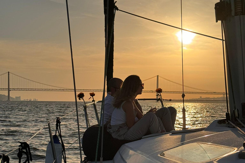 لشبونة: رحلة بحرية رومانسية عند غروب الشمس مع النبيذ والتاباس البرتغالي