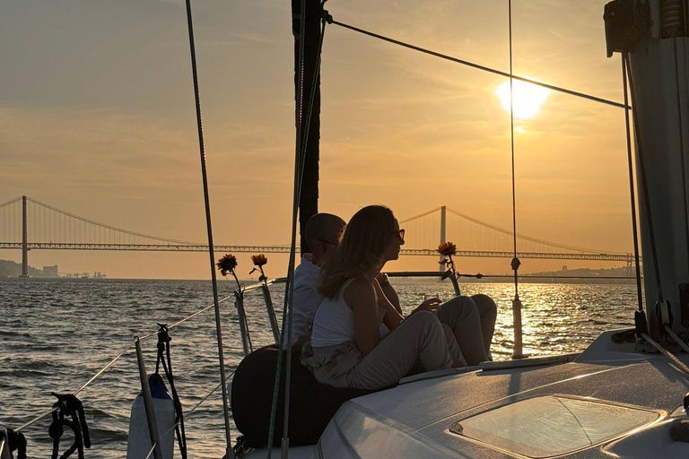 لشبونة: رحلة بحرية رومانسية عند غروب الشمس مع النبيذ والتاباس البرتغالي