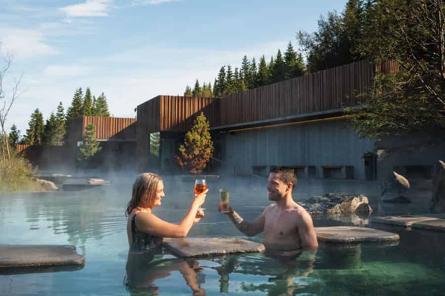 Akureyri: Einlass zur Waldlagune mit Handtuch und Getränk. Foto: GetYourGuide