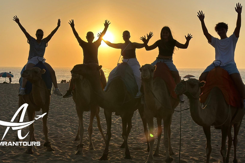 Paseo en camello al atardecer en la playa con cena incluida