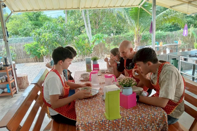 Aonang: Thaise kookles met markt- en moestuintourAonang: Thaise kookles met markt- en keukentuintour