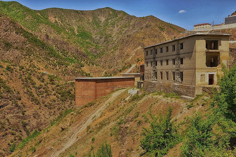 De Tirana : Église du Sauveur, prison de Spac et dégustation de vin