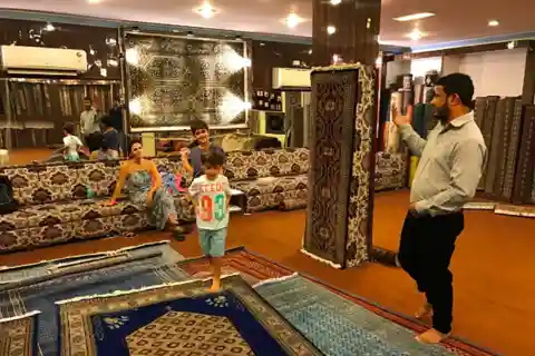 Experimenta en vivo la fabricación histórica de alfombras y conoce a los artistas locales.