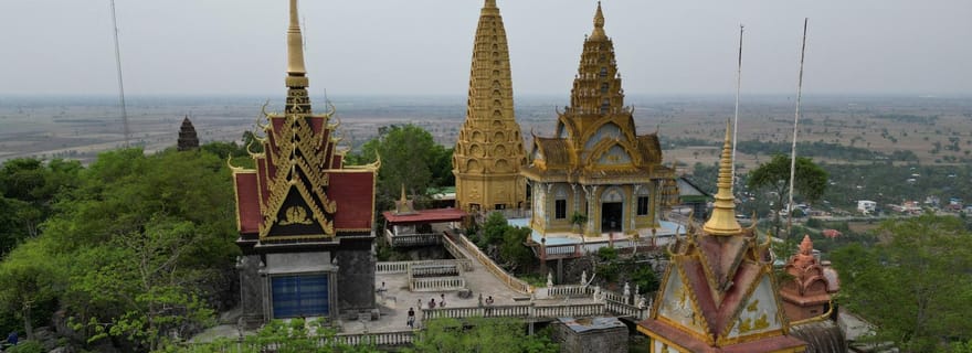 Train de bambous. Grotte de Phnom Sampove. Grotte des chauves-souris et temple de Banan