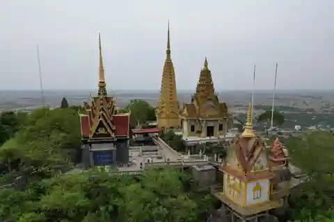 Trem de bambu. Caverna Phnom Sampove. Caverna do morcego e Templo Banan