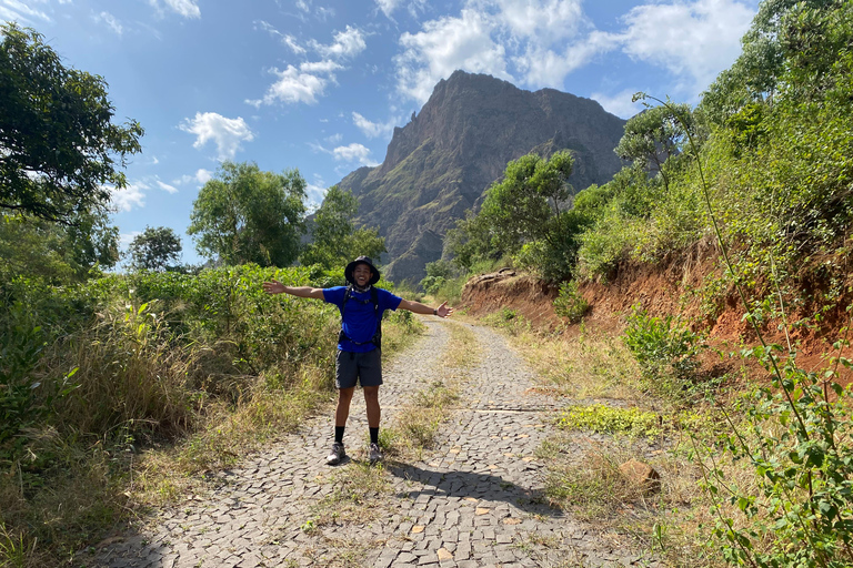 From Praia: Purgueira-Picos Sunrise Hike with Picnic Santiago: From the Beach, a Sunrise Hike to Purgueira-Picos with a Picnic