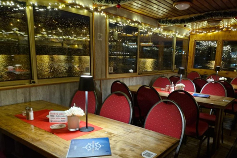 1-hour cruise with drinks included Praha: One-hour cruise around Prague with a drink included