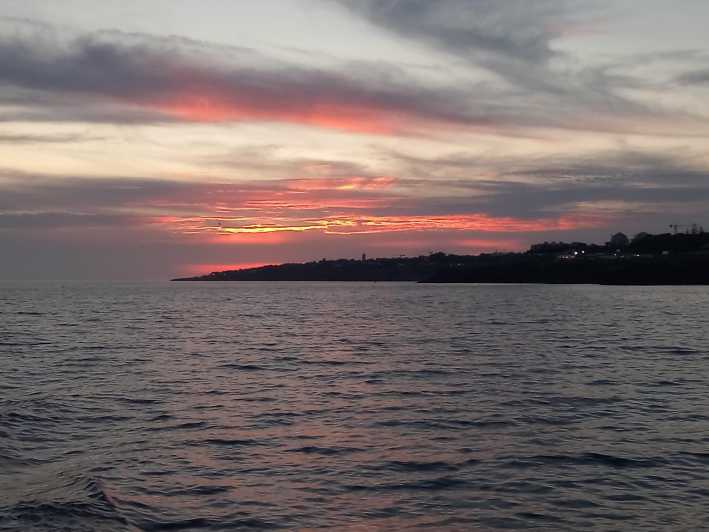 Cascais: gita in barca al tramonto con drink di benvenuto