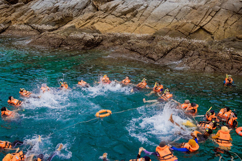 Passeio de barco pelas ilhas Coral e Racha