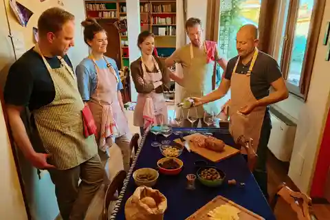 Verona Center: Pasta Class with Dinner & Wine in Local Home