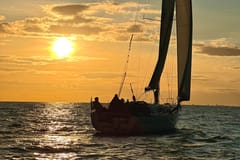 Brighton: Segeltörn bei Sonnenuntergang mit einem Glas Wein