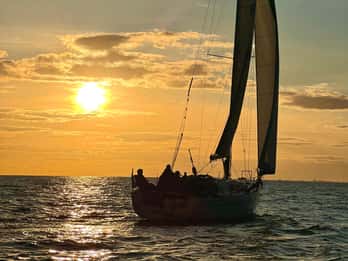 Brighton: Sunset Sailing Cruise with a Glass of Wine