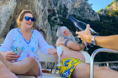 Sorrento: Passeio de barco partilhado em Capri com snorkeling e diversão!