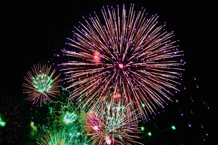 Waikiki: Freitagabend-Feuerwerk vom Katamaran aus. Foto: GetYourGuide Waikiki: Freitagabend-Feuerwerk vom Katamaran aus. Foto: GetYourGuide