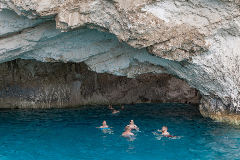 Au départ de Porto Vromi : Excursion en bateau sur la plage de Navagio, où se trouvent des épaves.