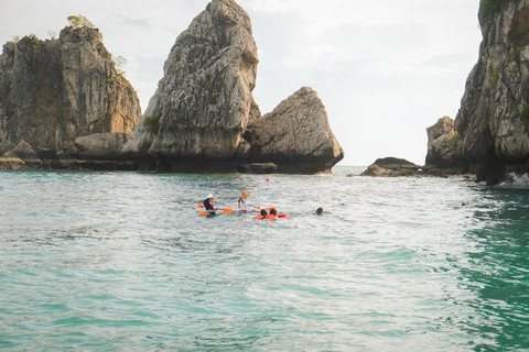 Krabi: Luxuriöse Sonnenuntergangsfahrt zu 4 Inseln mit einem Power-Katamaran