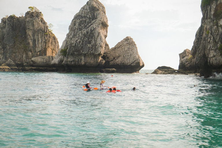 Krabi: Luxuriöse Sonnenuntergangsfahrt zu 4 Inseln mit einem Power-Katamaran