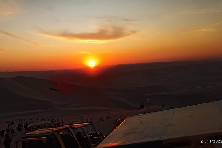 Paseo loco en buggy sandboarding y puesta de sol