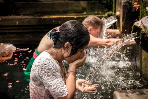 Ubud: Purificazione dell&#039;acqua a Pura Mengening (Tutto incluso)L&#039;esperienza di gruppo si incontra al tempio