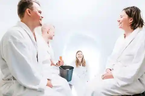 Rovaniemi: Cena en Restaurante de Hielo con Sauna de Nieve y Traslado