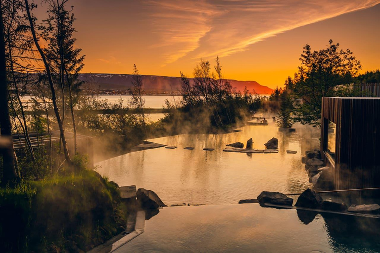 Goðafoss vattenfall, jultomtens hus och skogslagunen