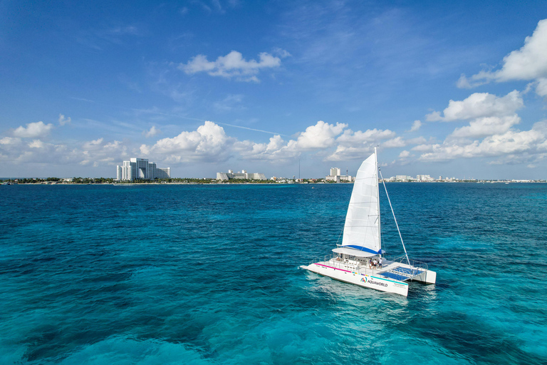 Isla Mujeres: Catamarano con Open Bar, Snorkeling e PranzoTour con Open Bar