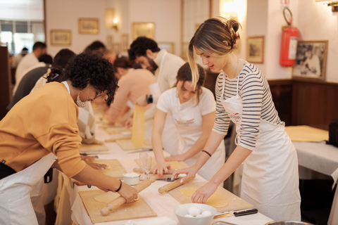 Rome : Cours de cuisine sur les pâtes et le Tiramisu sur la Piazza Navona