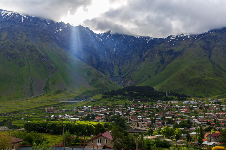 Kazbegi...Kaukasusbergen... Guidad dagsutflykt...