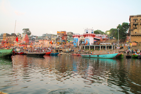 Varanasi: paseo en barco guiado por la mañana con yogaOpción estándar