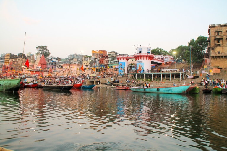 Varanasi: promenade guidée en bateau le matin avec yogaOption standard