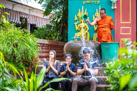 Siem Reap: Bênção da água Khmer por um monge e visita a uma quinta de lótus