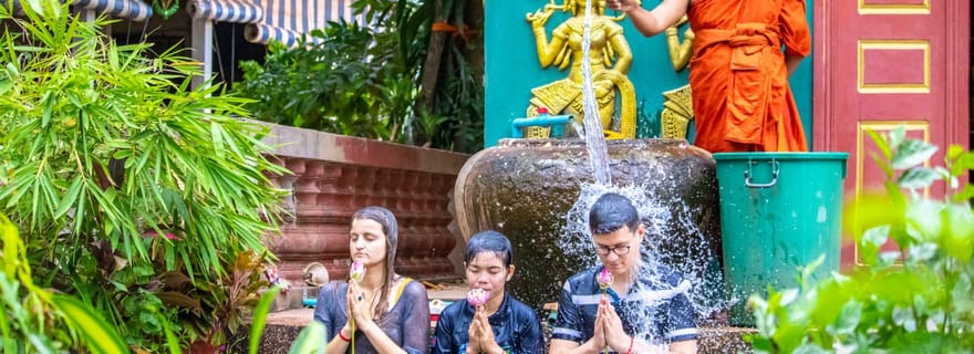 Siem Reap : Bénédiction de l'eau par un moine khmer et visite d'une ferme de lotus