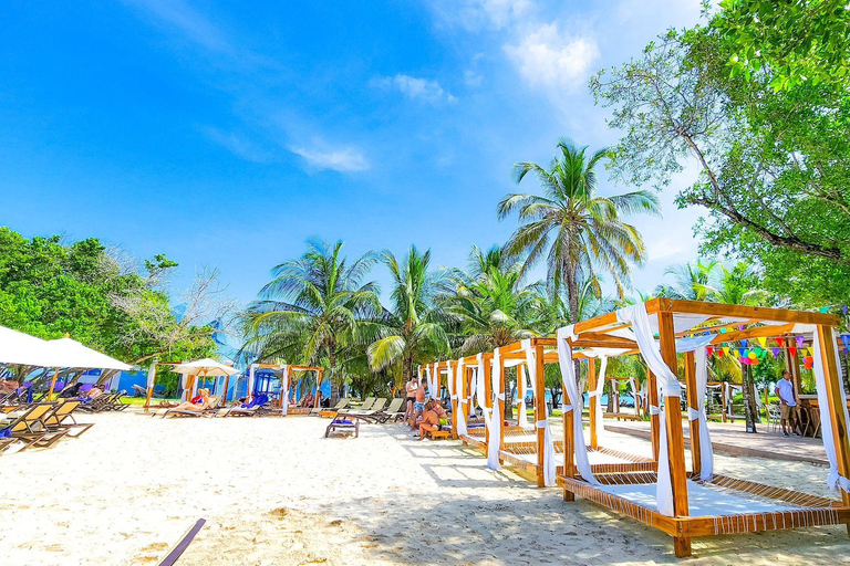 Cartagena: Rosario de Mar day use with lunch and welcome drink