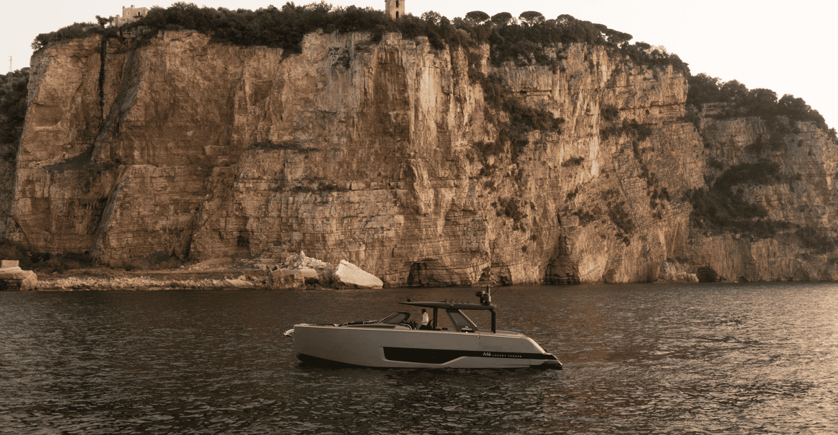 Afbeelding 6 van Capri: privé tour in een luxe jacht vanuit Sorrento met zwemstops