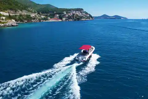 青の洞窟と旧市街のパノラマビューが楽しめるロクルム島